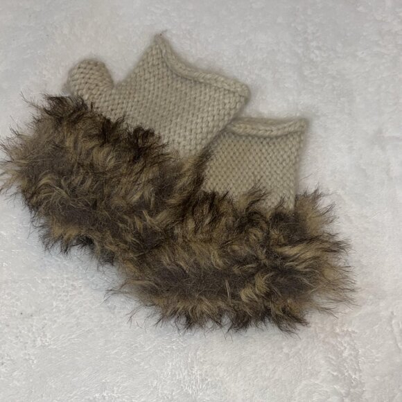 Adorable New Figureless Gloves - NWOT - Picture 1 of 2